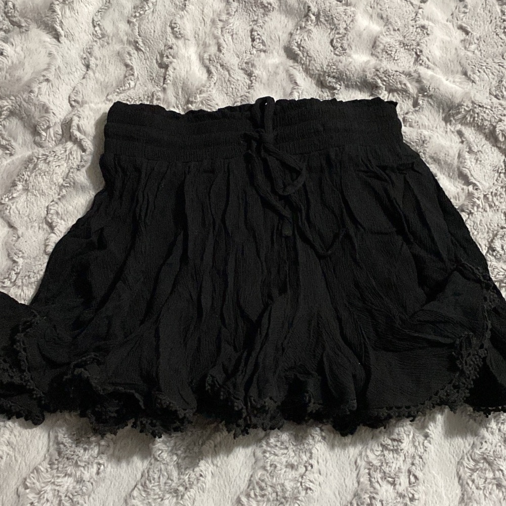 Black ruffled skirt. Size small. Never worn